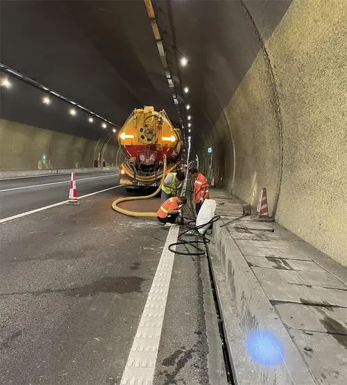 绵阳隧道排水渠清淤